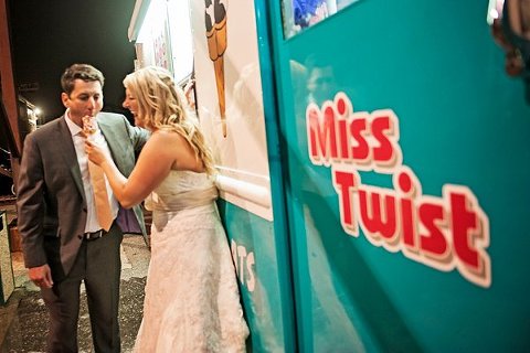 Baltimore Museum of Industry Wedding  ||  Kathleen Hertel Photography  ||   Charm City Wed   ||   www.charmcitywed.com