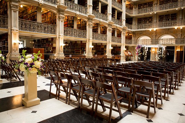 Peabody Library Wedding || Photography by Ellen || Charm City Wed || www.charmcitywed.com Peabody Library Wedding || Photography by Ellen || Charm City Wed || www.charmcitywed.com