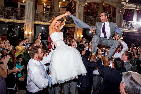 Peabody Library Wedding || Photography by Ellen || Charm City Wed || www.charmcitywed.com Peabody Library Wedding || Photography by Ellen || Charm City Wed || www.charmcitywed.com
