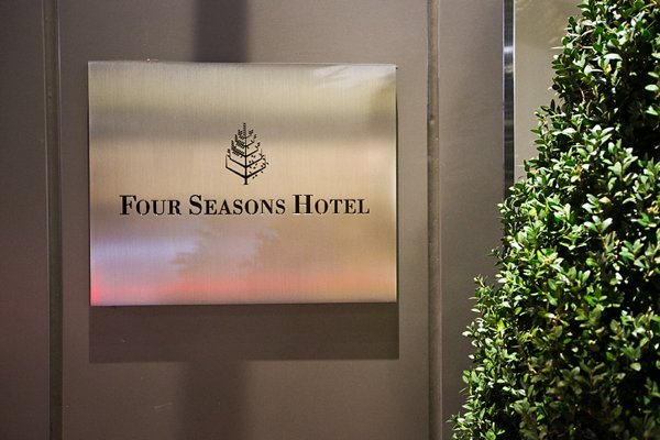 Four Seasons Baltimore Wedding  ||   tPoz Photography  ||  Charm City Wed  ||  www.charmcitywed.com