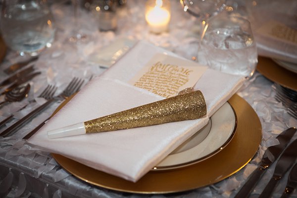 Is there a more perfect time to throw a wedding than on New Years Eve!? Add champagne