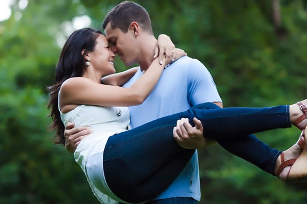 Roland Park Engagement Photos  ||  Nancy Anderson Cordell Photography  ||  Charm City Wed  ||  www.charmcitywed.com