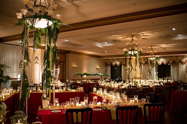 Christmas Wedding at Turf Valley - Vanlandingham Design Studio || Maria Linz Photography || Charm City Wed || www.charmcitywed.com Christmas Wedding at Turf Valley - Vanlandingham Design Studio || Maria Linz Photography || Charm City Wed || www.charmcitywed.com