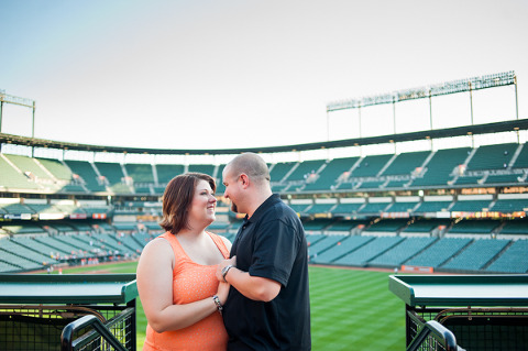 Engagement Photo at Camden Yards  ||  What to wear for engagement session  ||  Jennifer Smutek Photography  ||   Charm City Wed  ||   www.charmcitywed.com