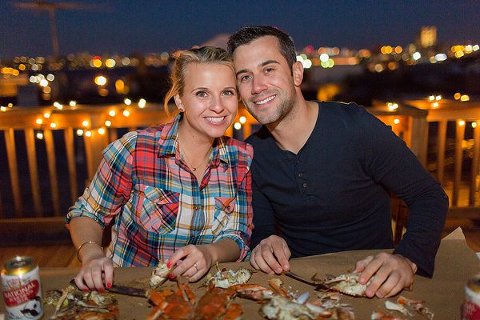 Crabby Baltimore Engagement Photos  ||  Anna Grace Photography  ||  Charm City Wed   ||  www.charmcitywed.com