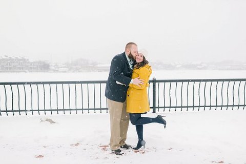 Snowy Annapolis Engagement Photos ||  Amanda Adams Photography  ||  Charm City Wed  ||  www.charmcitywed.com