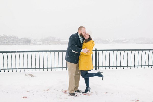 Snowy Annapolis Engagement Photos ||  Amanda Adams Photography  ||  Charm City Wed  ||  www.charmcitywed.com