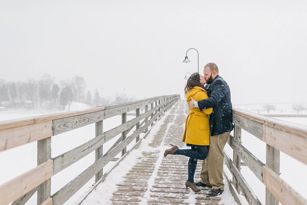 Snowy Annapolis Engagement Photos ||  Amanda Adams Photography  ||  Charm City Wed  ||  www.charmcitywed.com
