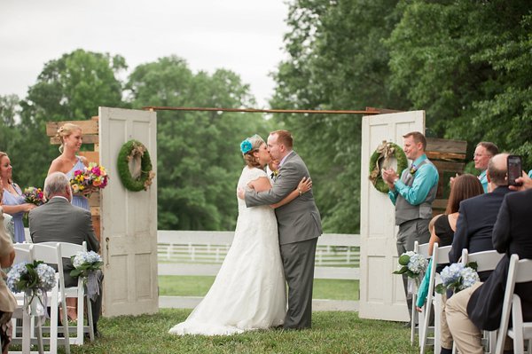 The Barn at Timberlake Farm Wedding Photos || Amanda Adams Photography || Charm City Wed || www.charmcitywed.com The Barn at Timberlake Farm Wedding Photos || Amanda Adams Photography || Charm City Wed || www.charmcitywed.com