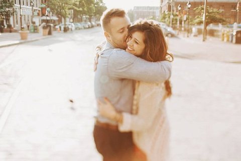 Fells Point Engagement Pics ||  Nessa K Photography  ||  Charm City Wed  ||  www.charmcitywed.com