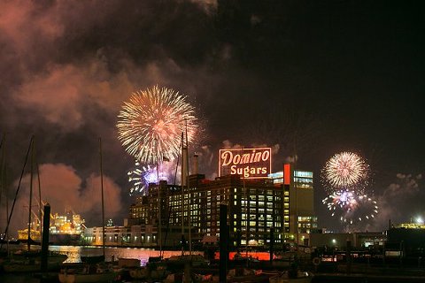 Baltimore 4th of July Fireworks Wedding || tPoz Photography || Charm City Wed || www.charmcitywed.com
