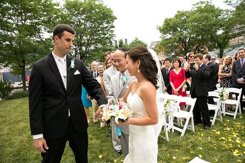 Baltimore Pier 5 Wedding  ||  Borrowed Blue Photography  ||  Charm City Wed  ||  www.charmcitywed.com