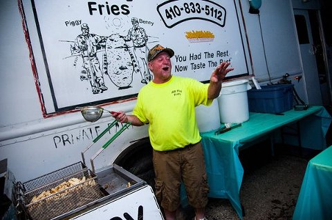 Late Night Snack Aw Boy French Fries   ||  Robin Shotola Photography  ||  Charm City Wed  ||  www.charmcitywed.com