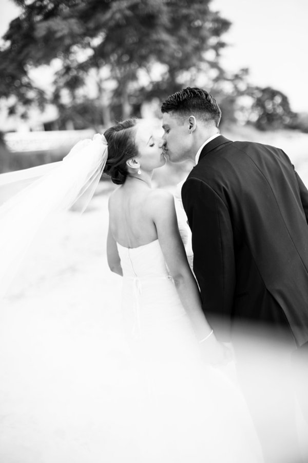 Chesapeake Bay Beach Club Wedding || Erin Keough Photography || Charm City Wed || www.charmcitywed.com