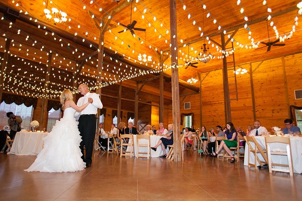 Linganore Winecellars Wedding || Bradley Images || Charm City Wed || www.charmcitywed.com