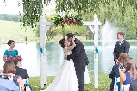 Wedding ceremony at Pond View Farm || Marlayna Photography || Charm City Wed || www.charmcitywed.com