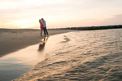 Beachside Engagement Photos || Tiffany Caldwell Photography || Charm City Wed || www.charmcitywed.com