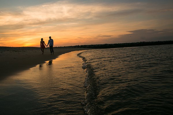 Beachside Engagement Photos || Tiffany Caldwell Photography || Charm City Wed || www.charmcitywed.com