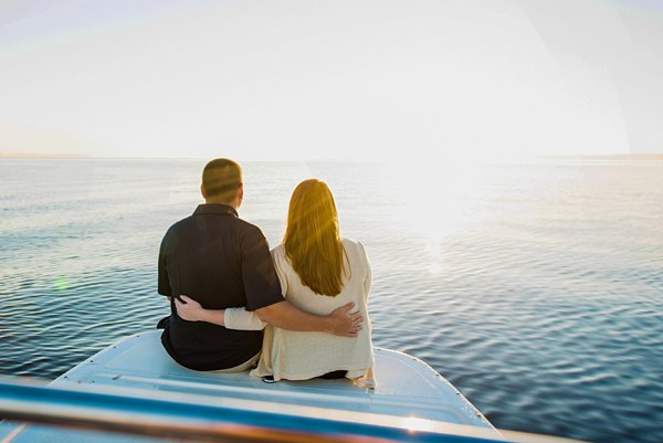 Maryland Crabbing Engagement Session || Kathleen Hertel Photography || Charm City Wed || www.charmcitywed.com