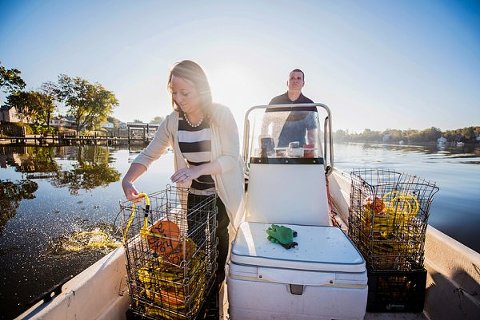 Maryland Crabbing Engagement Session || Kathleen Hertel Photography || Charm City Wed || www.charmcitywed.com