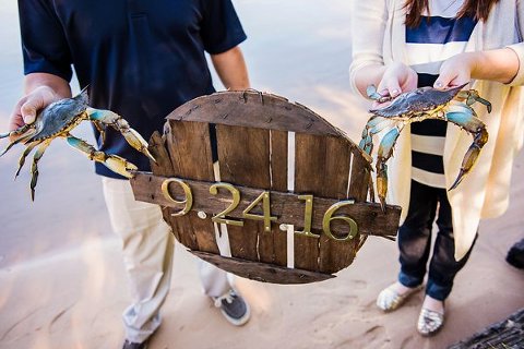 Maryland Crabbing Engagement Session || Kathleen Hertel Photography || Charm City Wed || www.charmcitywed.com