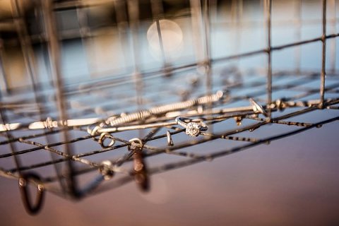 Maryland Crabbing Engagement Session || Kathleen Hertel Photography || Charm City Wed || www.charmcitywed.com