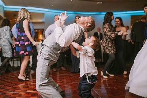 Chesapeake Inn Winter Wedding || Sarah Brookhart Photography || Charm City Wed || www.charmcitywed.com