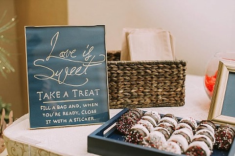 Chesapeake Inn Winter Wedding || Sarah Brookhart Photography || Charm City Wed || www.charmcitywed.com