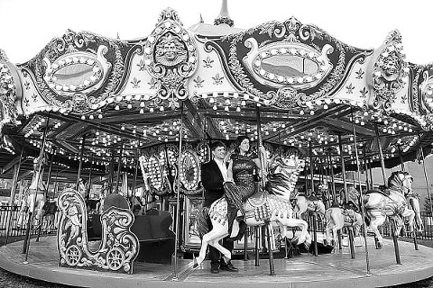 Elegant Carousel Engagement Session || Joy Michelle Photography || Charm City Wed || www.charmcitywed.com