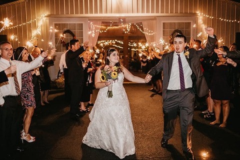 Flora Corner Farm Wedding || L.A. Birdie Photography || Charm City Wed || www.charmcitywed.com