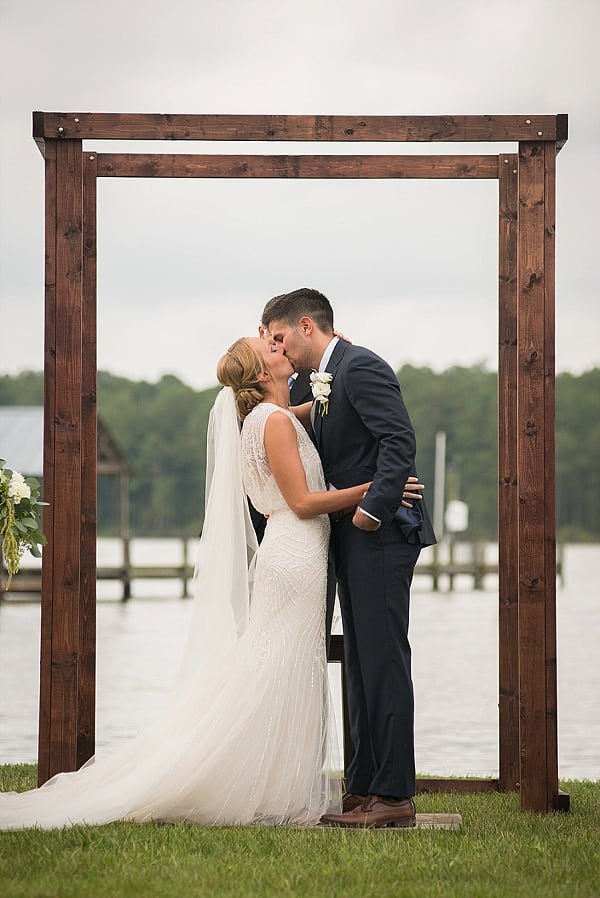 Backyard Waterfront Wedding || Mike B Photography || Charm City Wed || www.charmcitywed.com