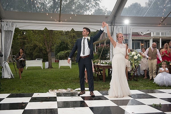 Backyard Waterfront Wedding || Mike B Photography || Charm City Wed || www.charmcitywed.com