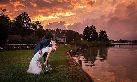 Backyard Waterfront Wedding || Mike B Photography || Charm City Wed || www.charmcitywed.com