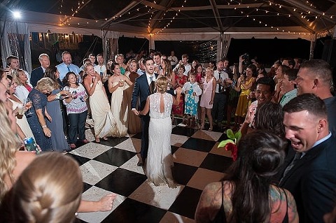 Backyard Waterfront Wedding || Mike B Photography || Charm City Wed || www.charmcitywed.com