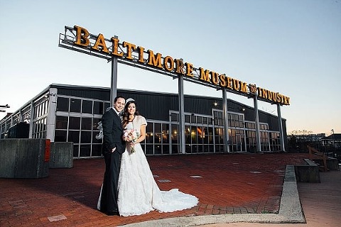 Baltimore Museum of Industry Wedding || Bradley Images Photography || Charm City Wed || www.charmcitywed.com