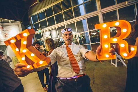 Baltimore Museum of Industry Fall Wedding || Pete Redel Photography || Charm City Wed || www.charmcitywed.com