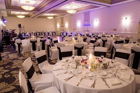 Hunt Valley Inn Wedding || Living Radiant Photography || Charm City Wed || www.charmcitywed.com