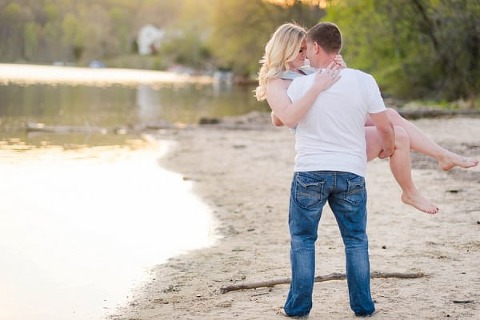 Outdoor Engagement Session || Sknow Photo || Charm City Wed || www.charmcitywed.com