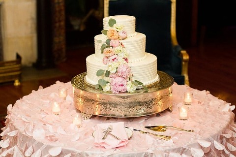 Spring Gramercy Mansion Wedding || Kira Nichole Photography || Charm City Wed || www.charmcitywed.com