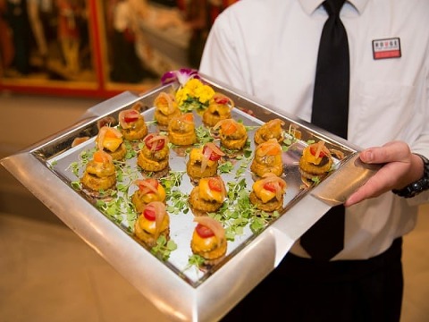 Walters Art Museum Wedding || Anna Schmidt Photography || Charm City Wed || www.charmcitywed.com