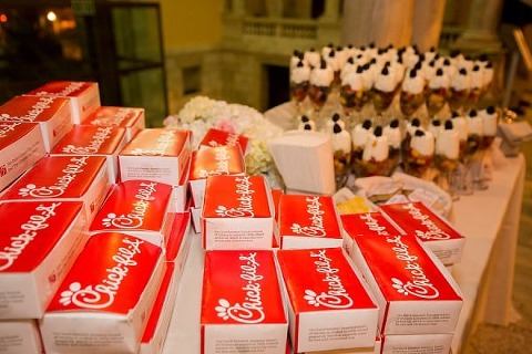 Walters Art Museum Wedding || Anna Schmidt Photography || Charm City Wed || www.charmcitywed.com