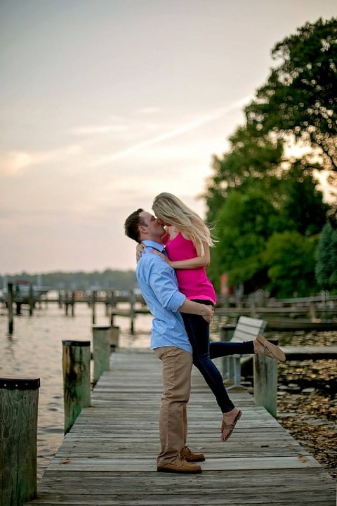 Waterfront Annapolis Engagement Session || B.O.B Photography || Charm City Wed || www.charmcitywed.com