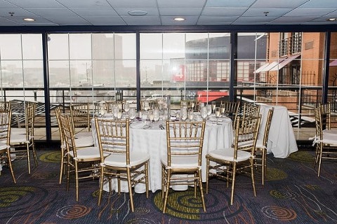 Baltimore Pier 5 Hotel Wedding || Liz Cowie Photography || Charm City Wed || www.charmcitywed.com