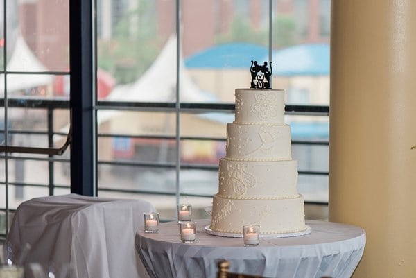 Baltimore Pier 5 Hotel Wedding || Liz Cowie Photography || Charm City Wed || www.charmcitywed.com Baltimore Pier 5 Hotel Wedding || Liz Cowie Photography || Charm City Wed || www.charmcitywed.com