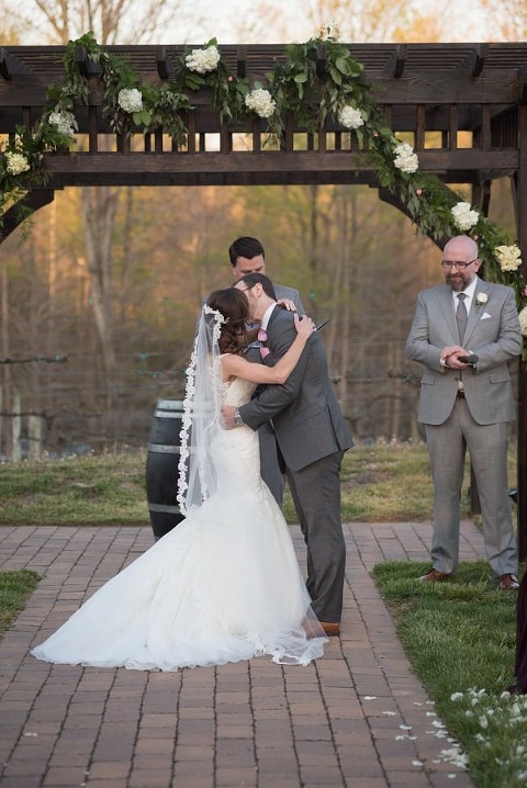 Running Hare Vineyard Wedding || Mike B Photography || Charm City Wed || www.charmcitywed.com