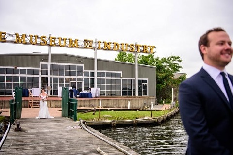 Summer Baltimore Museum of Industry Wedding || Annabelle Dando Photography || Charm City Wed || www.charmcitywed.com