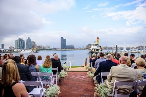 Summer Baltimore Museum of Industry Wedding || Annabelle Dando Photography || Charm City Wed || www.charmcitywed.com