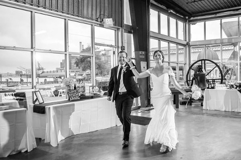 Summer Baltimore Museum of Industry Wedding || Annabelle Dando Photography || Charm City Wed || www.charmcitywed.com