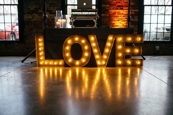 Chic Mt Washington Mill Dye House Wedding || Rebekah J Murray Photography || Charm City Wed || www.charmcitywed.com