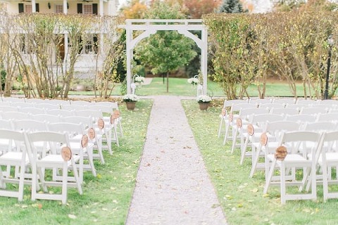Fall Antrim 1844 Wedding || Mary Neumann Photography || Charm City Wed || www.charmcitywed.com